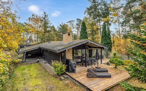 Sheyla - 70M from the Sea: Indretning, Gulvbelægning, Etage, Loft, Lejlighed, Skygge, Stol, Lysarmatur, Lampe, Stueplante