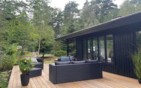 Sheyla - 70M from the Sea: Indretning, Gulvbelægning, Etage, Loft, Lejlighed, Skygge, Stol, Lysarmatur, Lampe, Stueplante