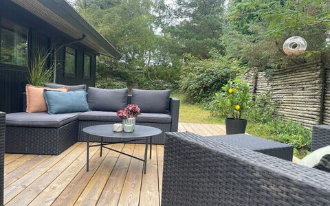 Sheyla - 70M from the Sea: Indretning, Gulvbelægning, Etage, Loft, Lejlighed, Skygge, Stol, Lysarmatur, Lampe, Stueplante