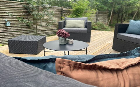 Sheyla - 70M from the Sea: Indretning, Gulvbelægning, Etage, Loft, Lejlighed, Skygge, Stol, Lysarmatur, Lampe, Stueplante