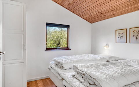 Jaane - 250M to the Fjord: Træ, Soveværelse, Seng, Sengetøj, Hjem, Sengetøj, Indretning, Loft, Bed Frame, Hårdttræ