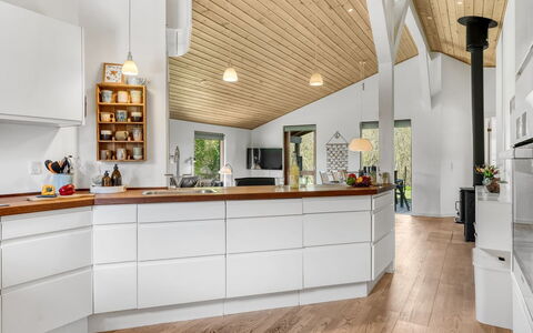 Jaane - 250M to the Fjord: Gulvbelægning, Køkken, Countertop, Træ, Indretning, Møbel, Etage, Køkken Apparat, Cabinetry, Trægulve