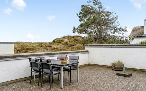 Ketilbiorn - 700M from the Sea: Boligområde, Busk, Hus, Hjem, Have, Estate, Skygge, Landscaping, Lawn