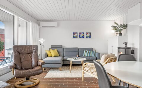 Ketilbiorn - 700M from the Sea: Møbel, Indretning, Gulvbelægning, Etage, Træ, Loft, Couch, Stue, Trægulve, Belysning