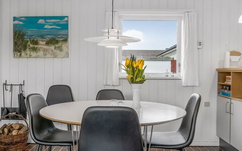 Ketilbiorn - 700M from the Sea: Indretning, Gulvbelægning, Møbel, Loft, Lysarmatur, Køkken & Spisebord, Stol, Naturmateriale, Spisestue, Hårdttræ