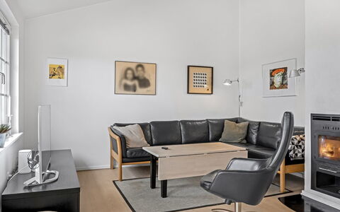 Albine - 500M from the Sea: Møbel, Gulvbelægning, Indretning, Etage, Træ, Couch, Lejlighed, Stue, Loft, Værelse