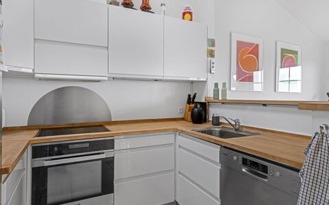Albine - 500M from the Sea: Gulvbelægning, Køkken, Countertop, Indretning, Køkken Apparat, Træ, Større Bandage, Etage, Cabinetry, Møbel