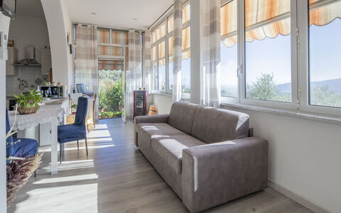 Casa di Bruna Seaview, Albenga: Møbel, Indretning, Gulvbelægning, Træ, Etage, Couch, Bord, Stol, Værelse, Stue
