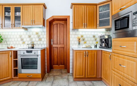 Halámky: Cabinetry, Køkken, Køkken Apparat, Større Bandage, Træ, Countertop, Gulvbelægning, Indretning, Møbel, Skuffe