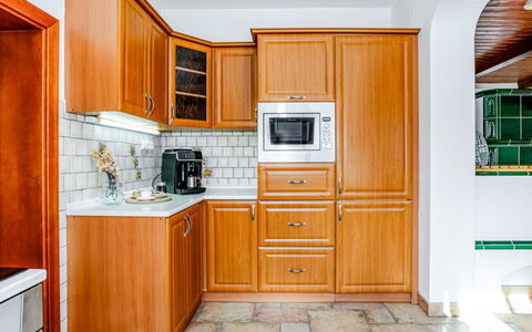 Halámky: Cabinetry, Køkken, Køkken Apparat, Træ, Countertop, Større Bandage, Gulvbelægning, Indretning, Møbel, Skab