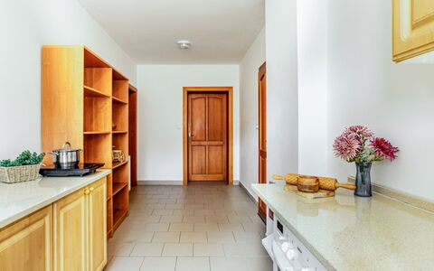Halámky: Gulvbelægning, Træ, Indretning, Etage, Cabinetry, Loft, Værelse, Hjem, Køkken, Countertop