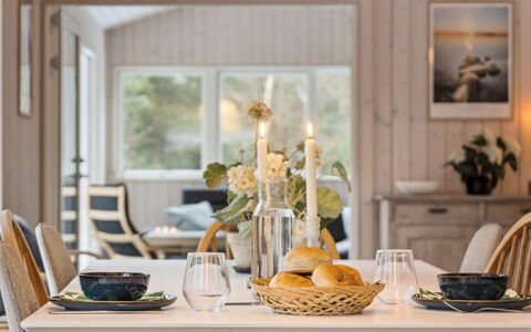Amitola - 800M from the Sea: Møbel, Træ, Indretning, Bord, Spisestue, Køkken & Spisebord, Gulvbelægning, Stol, Bordservice, Etage