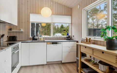 Amitola - 800M from the Sea: Køkken, Countertop, Køkken Apparat, Indretning, Træ, Møbel, Gulvbelægning, Cabinetry, Køkkenvask, Loft