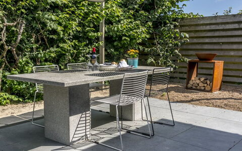 Solfrid - 900M from the Sea: Blå, Busk, Sommerhus, Bunddække, Have, Estate, Skygge, Landscaping, Stuehus, Eco Hotel