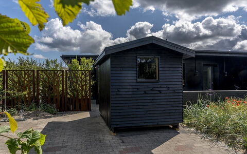 Solfrid - 900M from the Sea: Blå, Busk, Sommerhus, Bunddække, Have, Estate, Skygge, Landscaping, Stuehus, Eco Hotel