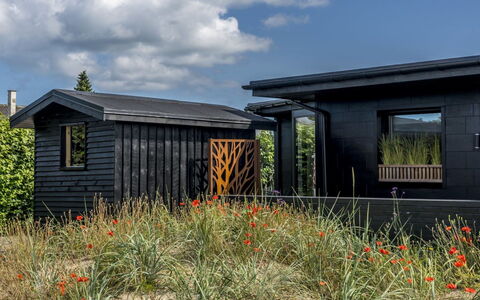 Solfrid - 900M from the Sea: Blå, Busk, Sommerhus, Bunddække, Have, Estate, Skygge, Landscaping, Stuehus, Eco Hotel