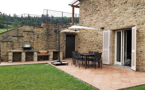 Villa Pietra With Pool On Piemonte Hills: Dør, Hjem, Mursten, Veranda, Sommerhus, Flise, Udendørs Møbler, Skygge, Murværk, Backyard