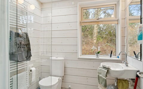 Ellenora - 1.7Km from the Sea: Væg, Gulvbelægning, Indretning, Træ, Sanitærarmatur, Etage, Loft, Badeværelse, Toiletbræt, Hjem