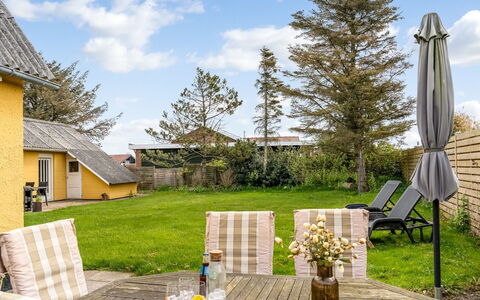 Fränze - 500M from the Sea: Sommerhus, Backyard, Gård, Garden Bygninger, Skur, Sidespor, Udendørs Møbler, Bjælkehytte, Udendørs Struktur, Hytte