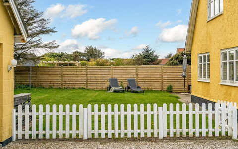 Fränze - 500M from the Sea: Sommerhus, Backyard, Gård, Garden Bygninger, Skur, Sidespor, Udendørs Møbler, Bjælkehytte, Udendørs Struktur, Hytte