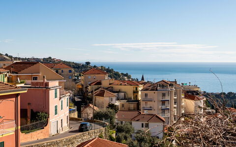 Terrazza con Glicine: Blå, Bygning, Boligområde, Horisont, City, Hus, Sommer, Stad, Kvarter, Hjem