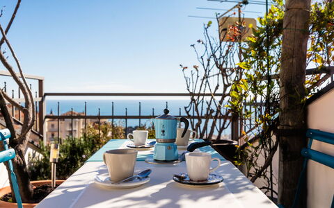 Terrazza con Glicine: Møbel, Bord, Stol, Udendørs Møbler, Udendørs Bord, Køkken & Spisebord, Drinkware, Altan, Skygge, Serveware