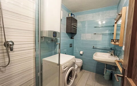 Val Fiemme: Sanitærarmatur, Gulvbelægning, Badeværelse, Etage, Indretning, Badeværelsesvask, Håndvask, Toilet, Tap, Vvs