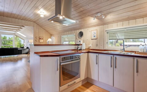 Athislus - 1.1Km from the Sea: Træ, Gulvbelægning, Loft, Indretning, Etage, Trægulve, Køkken, Countertop, Hjem, Køkken Apparat