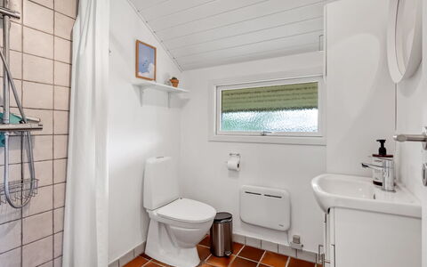 Athislus - 1.1Km from the Sea: Sanitærarmatur, Gulvbelægning, Badeværelse, Etage, Toilet, Indretning, Toiletbræt, Loft, Håndvask, Tap