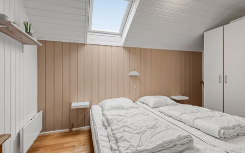 Athislus - 1.1Km from the Sea: Soveværelse, Træ, Etage, Gulvbelægning, Seng, Indretning, Loft, Sengetøj, Sengetøj, Værelse