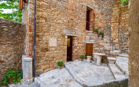 Torre di Serre: Væg, Stenmur, Dør, Rots, Mursten, Murværk, Cobblestone, Trappe, Flise