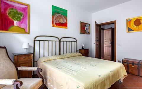 Il Ferrone Apartment with Garden - Greve in Chiant: Seng, Møbel, Soveværelse, Sengetøj, Væg, Sengetøj, Indretning, Træ, Værelse, Billedramme
