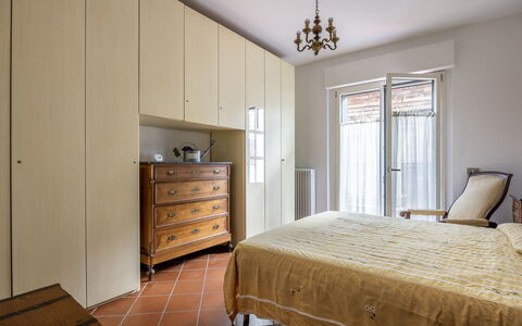 Il Ferrone Apartment with Garden - Greve in Chiant: Møbel, Seng, Væg, Indretning, Soveværelse, Gulvbelægning, Træ, Etage, Værelse, Sengetøj