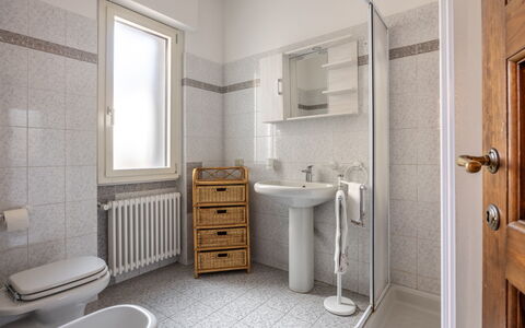 Il Ferrone Apartment with Garden - Greve in Chiant: Væg, Sanitærarmatur, Gulvbelægning, Etage, Badeværelse, Indretning, Toilet, Håndvask, Badeværelsesvask, Vvs