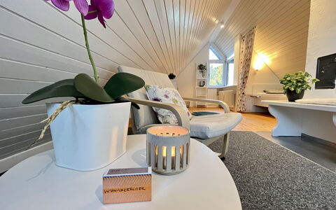 Falkennest - mit Blick auf Den Titisee: Indretning, Gulvbelægning, Træ, Møbel, Etage, Belysning, Loft, Hjem, Trægulve, Stue