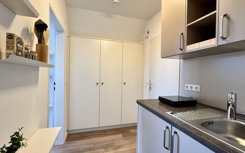 Falkennest - mit Blick auf Den Titisee: Væg, Indretning, Countertop, Gulvbelægning, Cabinetry, Træ, Køkken, Etage, Værelse, Møbel