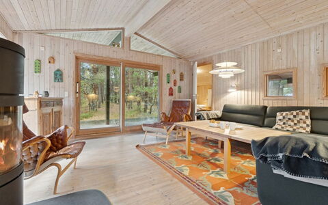Tjegge - 500M from the Sea: Træ, Loft, Hjem, Sommerhus, Bjælkehytte, Hårdttræ, Stue, Garden Bygninger, Lysarmatur, Bejdse