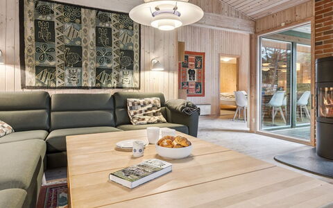 Tjegge - 500M from the Sea: Møbel, Indretning, Gulvbelægning, Etage, Træ, Loft, Lysarmatur, Couch, Stue, Værelse