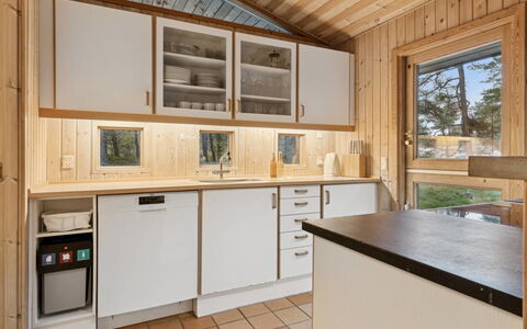 Tjegge - 500M from the Sea: Køkken, Træ, Countertop, Loft, Indretning, Cabinetry, Køkken Apparat, Gulvbelægning, Større Bandage, Værelse