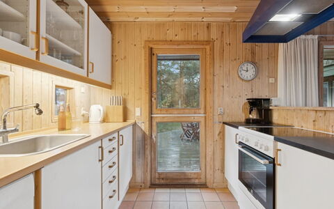 Tjegge - 500M from the Sea: Køkken, Countertop, Køkken Apparat, Gulvbelægning, Indretning, Træ, Cabinetry, Større Bandage, Loft, Etage