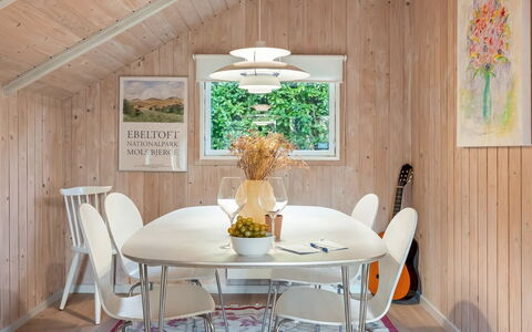 Lenny - 500M from the Sea: Indretning, Møbel, Couch, Gulvbelægning, Etage, Værelse, Loft, Stue, Lejlighed