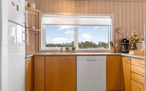 Galin - 210M to the Fjord: Køkken, Gulvbelægning, Træ, Indretning, Køkken Apparat, Countertop, Større Bandage, Etage, Køkkenvask, Belysning