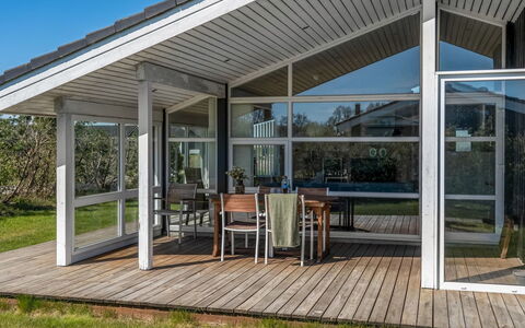 Galin - 210M to the Fjord: Træ, Veranda, Hjem, Dør, Arkitektur, Tag, Skygge, Sommerhus, Sidespor, Estate