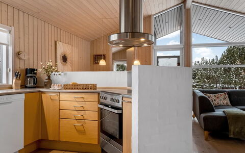 Galin - 210M to the Fjord: Køkken, Countertop, Indretning, Gulvbelægning, Køkken Apparat, Lysarmatur, Møbel, Etage, Træ, Cabinetry