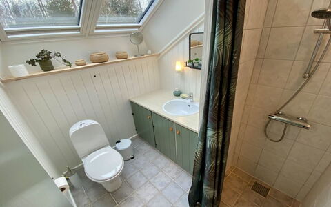 Else - 470M from the Sea: Badeværelse, Sanitærarmatur, Træ, Håndvask, Badeværelsesvask, Gulvbelægning, Toilet, Etage, Tap, Vvs