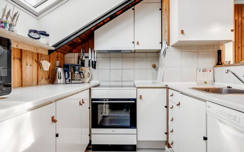 Else - 470M from the Sea: Køkken, Større Bandage, Træ, Køkken Apparat, Gulvbelægning, Indretning, Countertop, Loft, Cabinetry, Etage