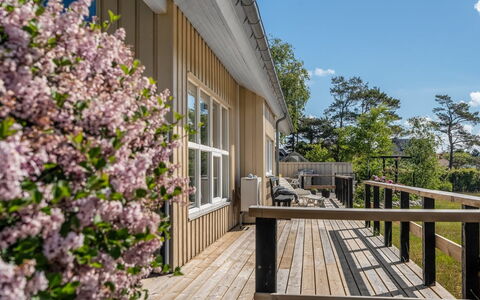 Tjorven - 400M from the Sea: Træ, Veranda, Hjem, Hårdttræ, Dæk, Sommerhus, Bejdse, Sidespor, Planke, Estate