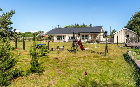 Tjorven - 400M from the Sea: Hus, Tag, Almindeligt, Land Lot, Lawn, Sommerhus, Have, Skygge, Backyard, Gård