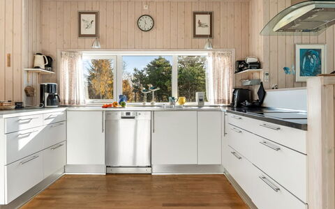 Tjorven - 400M from the Sea: Køkken, Køkken Apparat, Countertop, Gulvbelægning, Træ, Cabinetry, Større Bandage, Indretning, Møbel, Håndvask