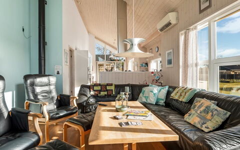 Tjorven - 400M from the Sea: Træ, Indretning, Couch, Loft, Stue, Møbel, Gulvbelægning, Etage, Hjem